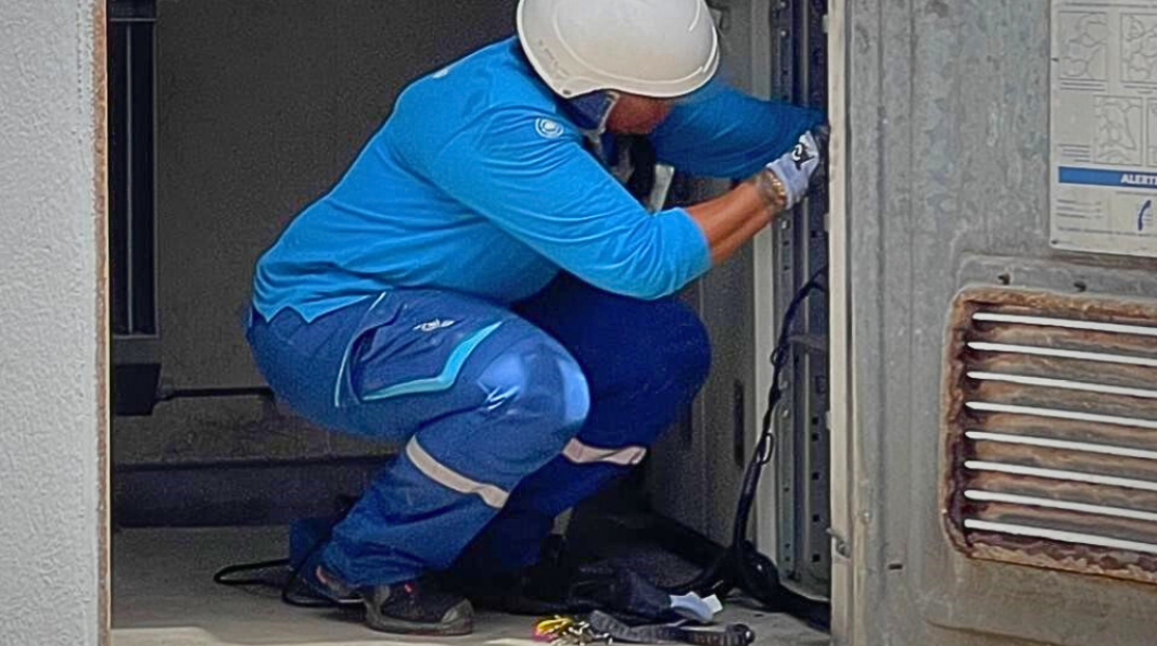 Agent EDF effectuant des travaux
